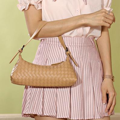 Crossing Elegance: The Ideal Purse Strap Length for a Crossbody Look